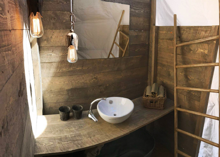 complexe glamping Kochi Bolivie domes salle de bains privee deco bois