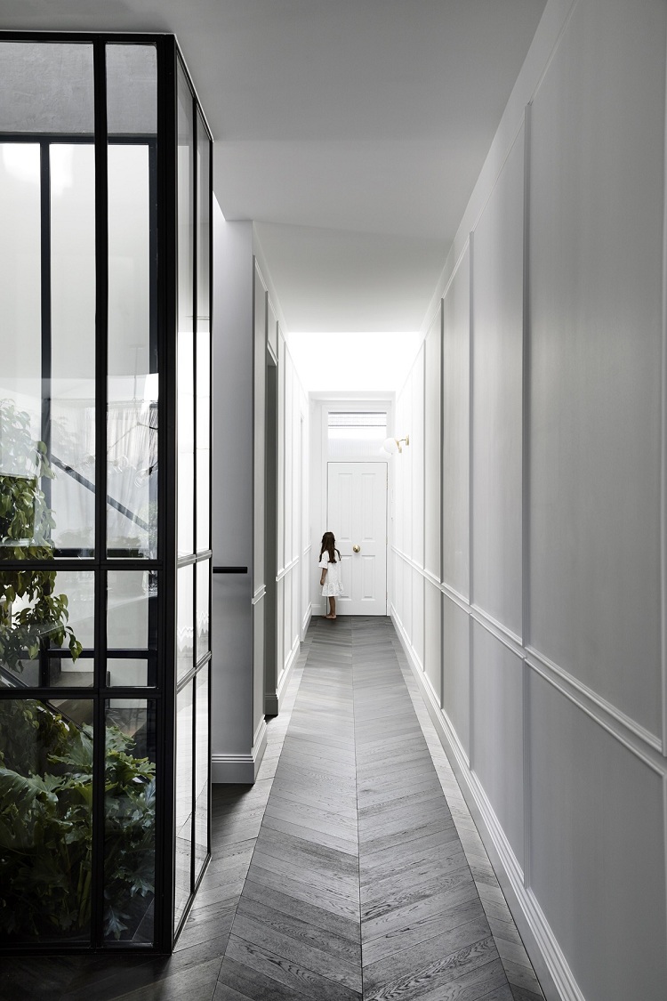 couloir étroit cour intérieure panneaux muraux cuisine en marbre blanc