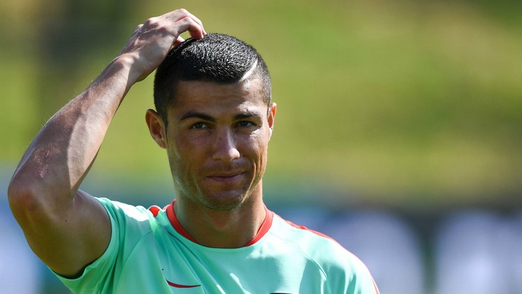 coupe cheveux buzz cut Christiano Ronaldo raie dégradé