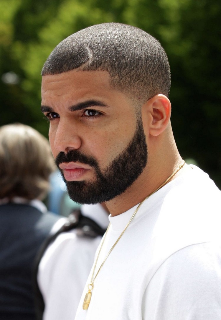 coupe cheveux buzz cut trait côté dégradé blanc barbe look tendance homme Drake