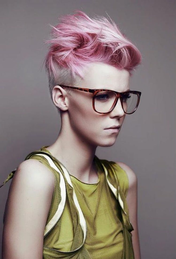 coupe undercut femme cheveux blond platine rose pastel