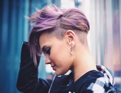 coupe undercut femme cheveux courts coloration cheveux lavande