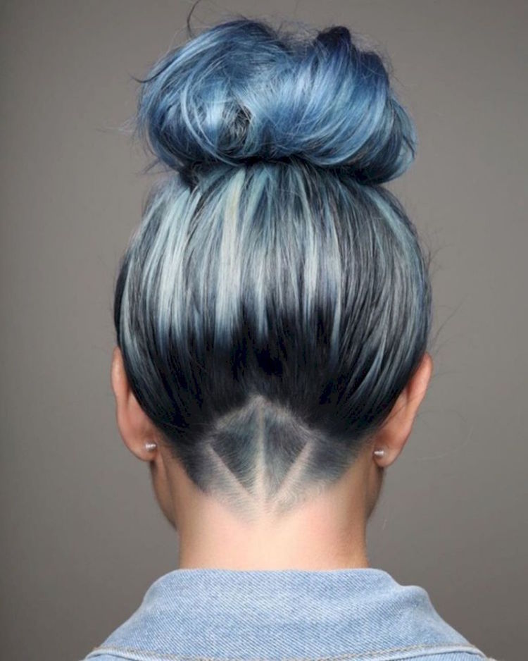 coupe undercut femme motif rase coloration cheveux bleu pastel