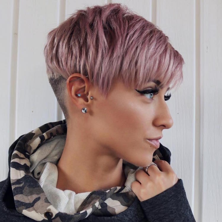 coupe undercut femme pixie cut coloration cheveux rose