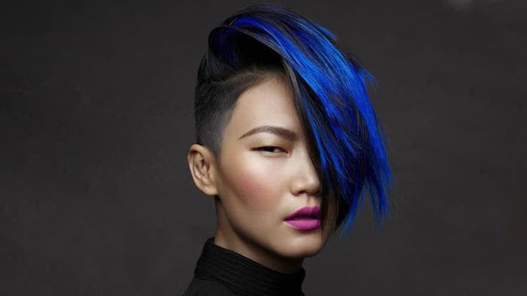 coupe undercut femme sidecut coloration cheveux bleu neon