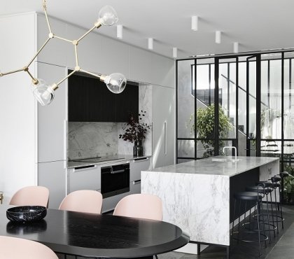 cuisine en marbre blanc salle à manger suspensions design