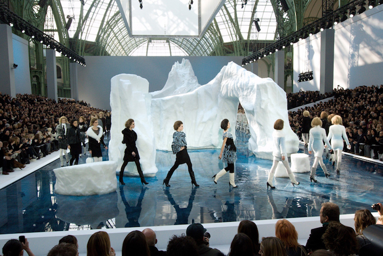 défilés Chanel emblématiques Karl Lagerfeld Chanel prêt à porter automne hiver 2010 2011 iceberg