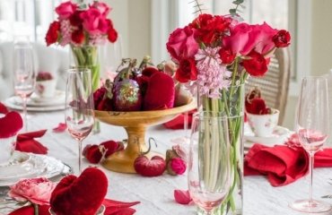 déco de table Saint Valentin ambiance romantique blanc rouge