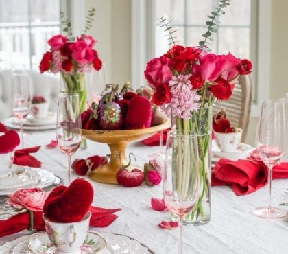 déco de table Saint Valentin ambiance romantique blanc rouge