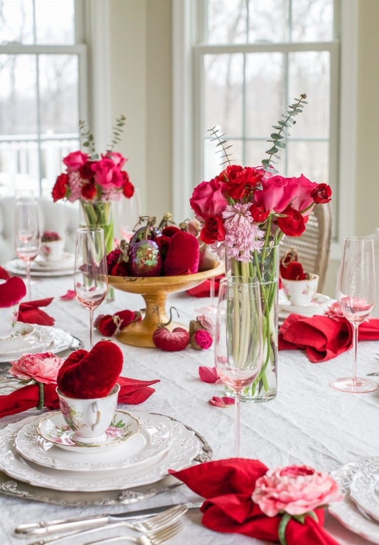 déco de table Saint Valentin ambiance romantique blanc rouge
