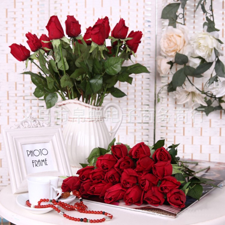 déco de table Saint Valentin bouquet roses rouges ambiance classique romantique