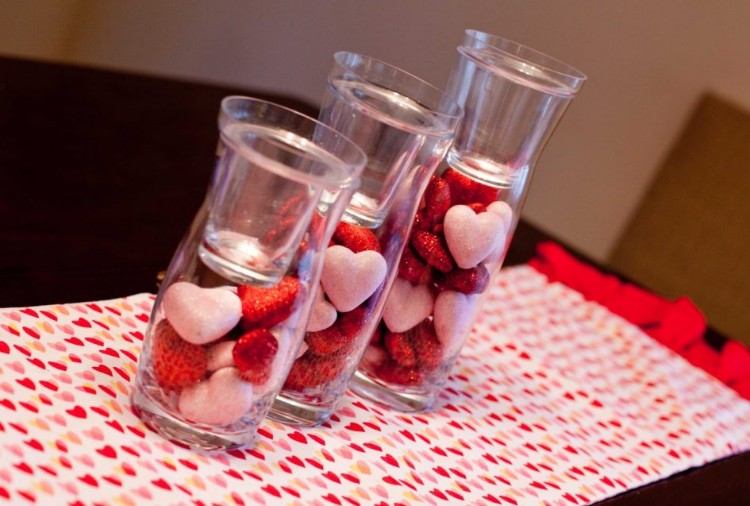 déco de table Saint Valentin centre table original ambiance classique blanc rouge