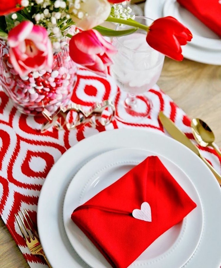 déco de table Saint Valentin pliage serviette tissu fête amoureux