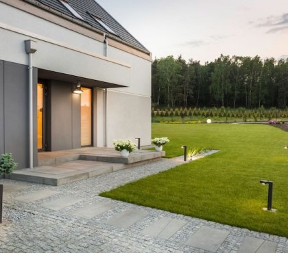 éclairage LED extérieur moderne bornes solaires design minimaliste allée jardin moderne beton gravier