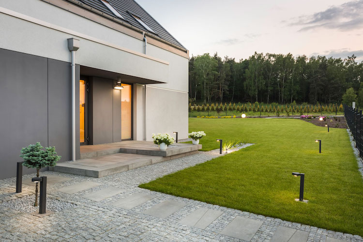éclairage LED extérieur moderne bornes solaires design minimaliste allée jardin moderne beton gravier