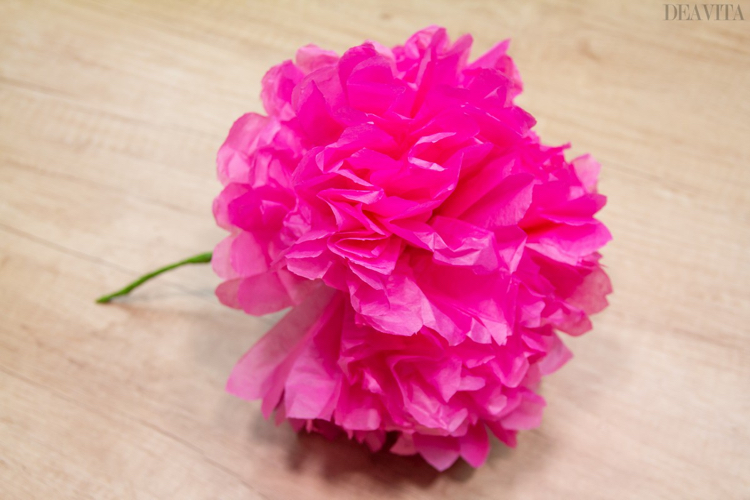 fabriquer des fleurs en papier soie rose fuchsia