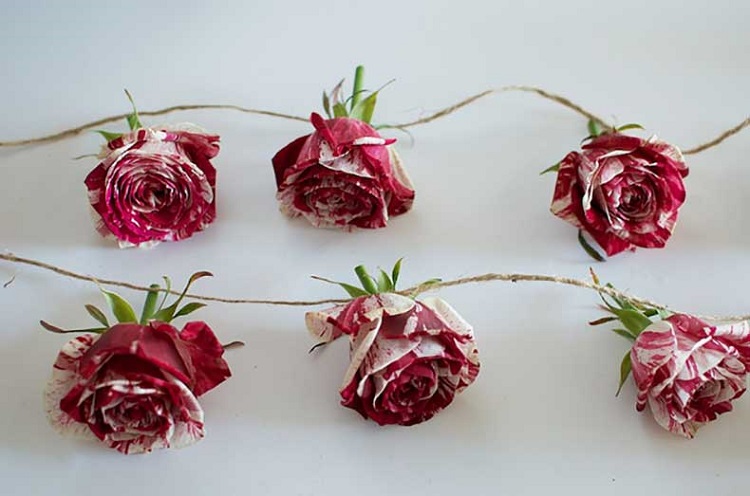 guirlandes de fleurs fraîches idée DIY roses ficelle
