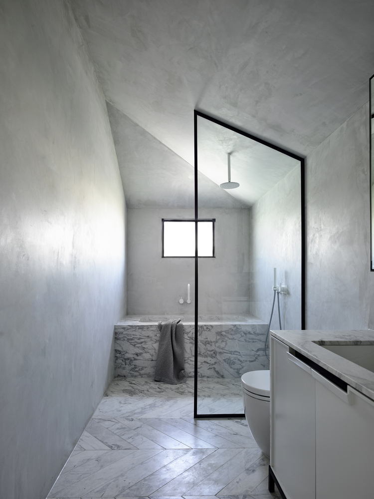 marbre blanc salle de bain murs béton