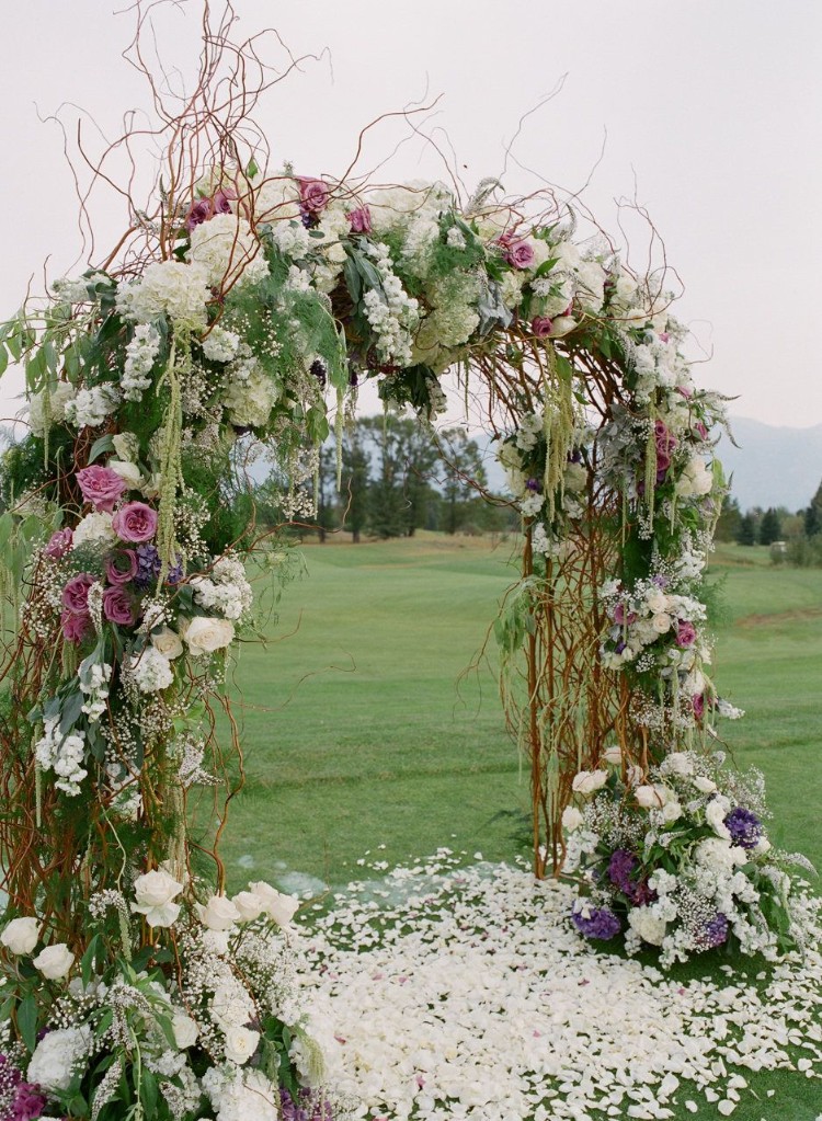 mariage dans son jardin arc floral idée déco