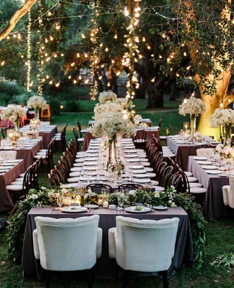 mariage dans son jardin idée déco tables invités mariées