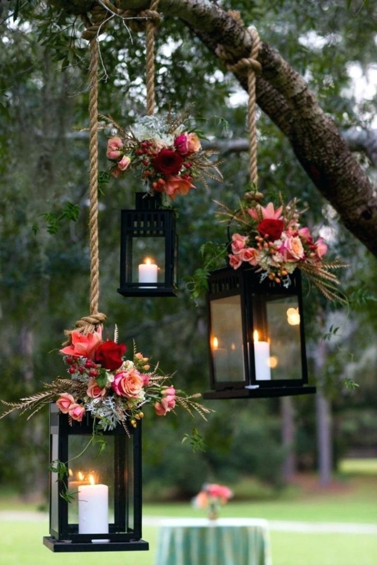 mariage dans son jardin idées suspensions décoratives lanternes bougies roses