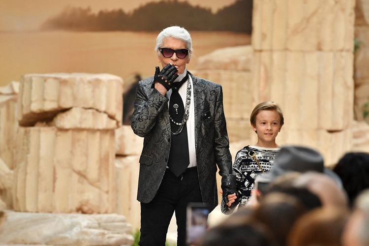 mort de Karl Lagerfeld hommage défilé Chanel fashion week Paris