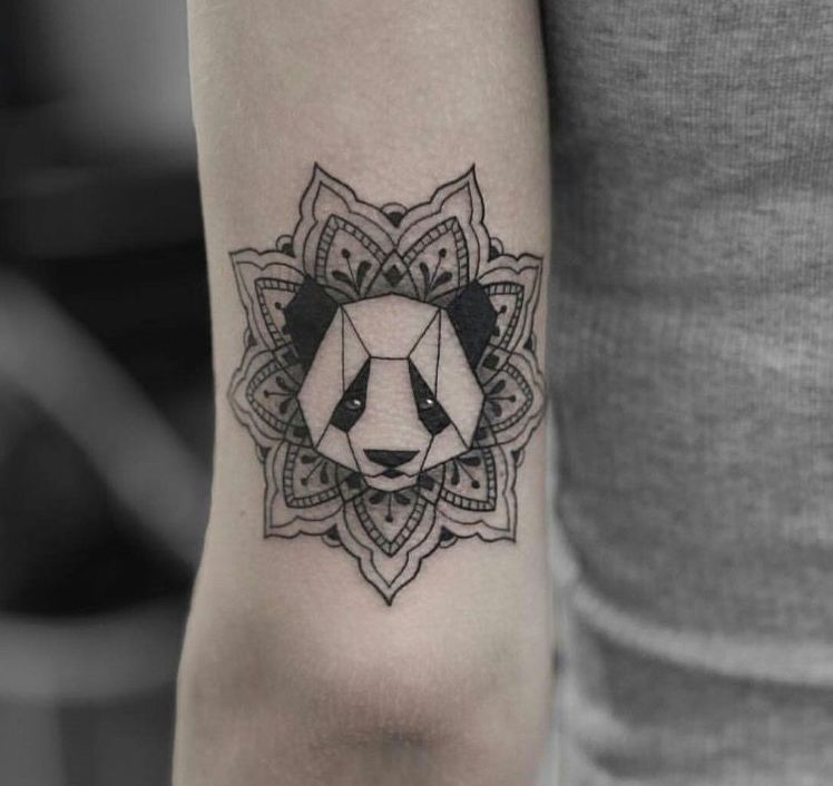 petit tatouage mandala dessus coude biceps femme tatouage mandala panda