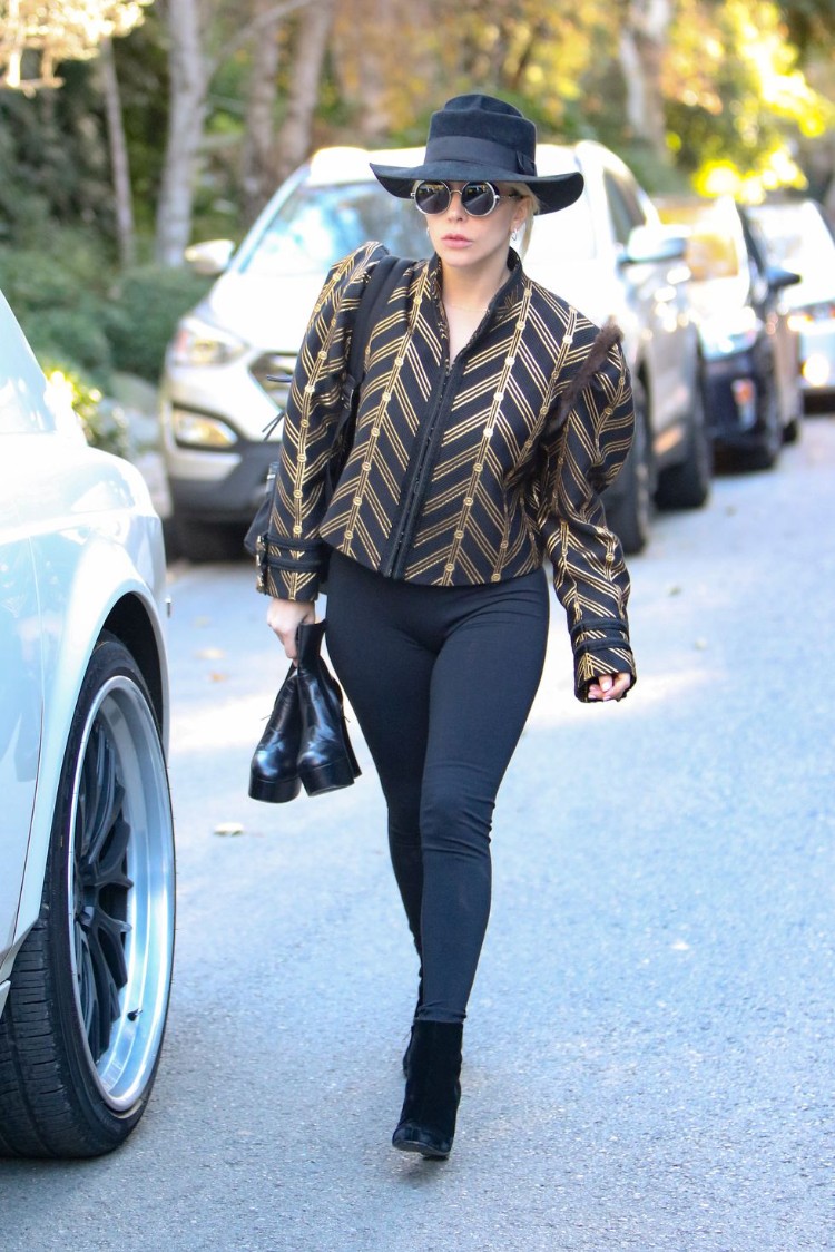 quelles chaussures porter avec un legging cuir noir manteau imprimé léopard Lady Gaga