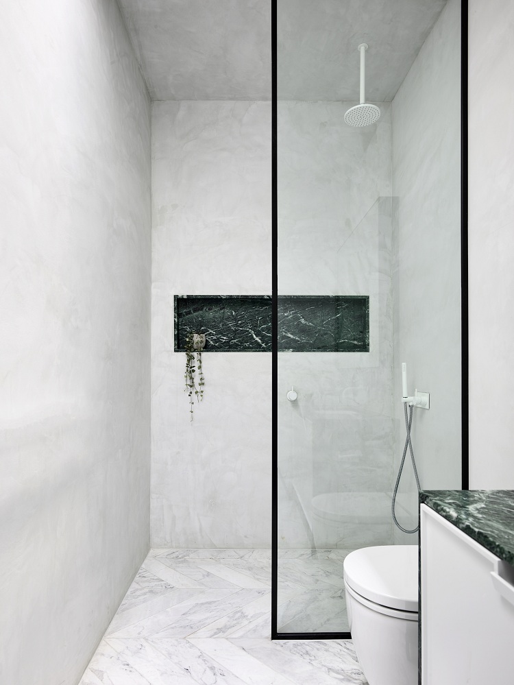 salle de bain moderne marbre vert murs béton