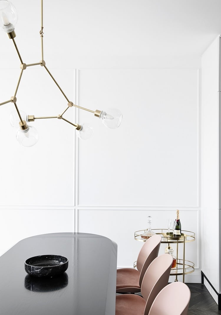 suspension design table bois foncé chaises couleurs pastel cuisine en marbre blanc