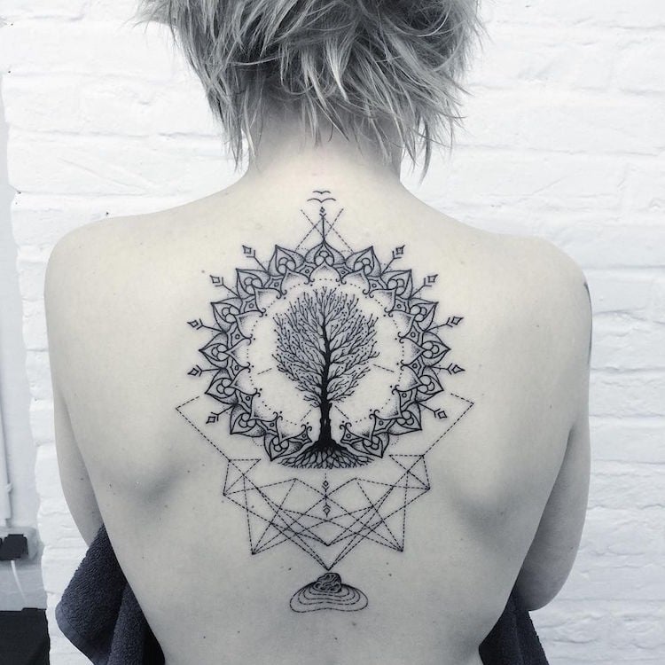 tatouage mandala arbre de vie tatouage dos femme