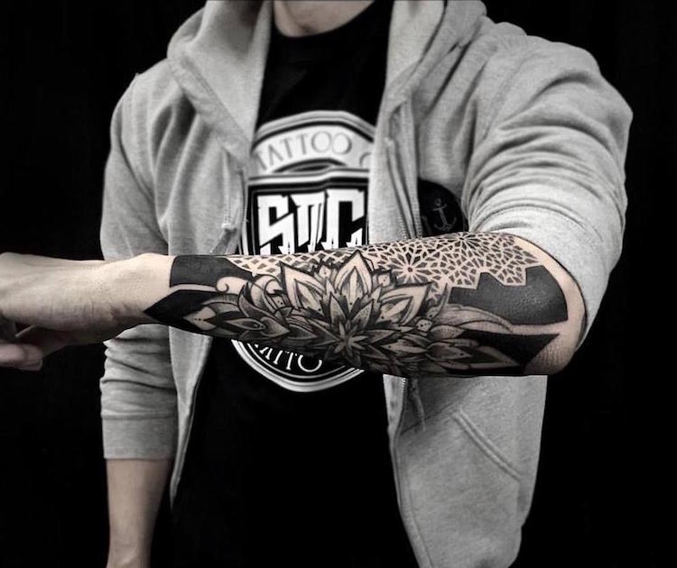 tatouage mandala avant bras homme rose des vents