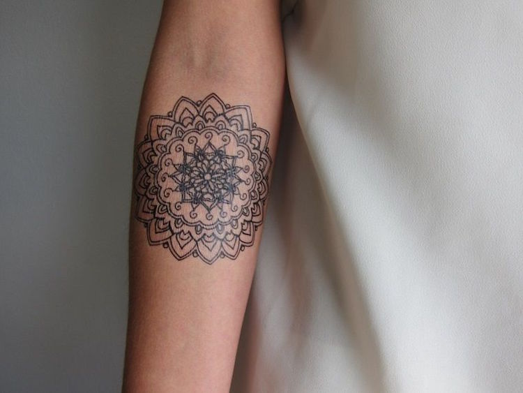 tatouage mandala avant bras motif mandala ornements