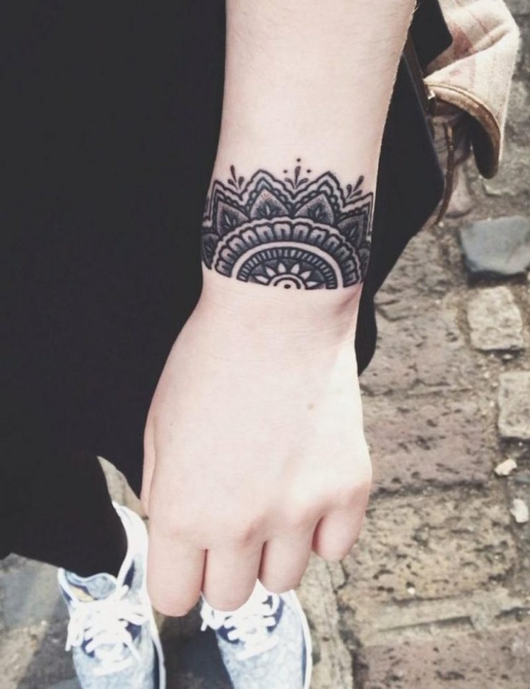 tatouage mandala bracelet femme