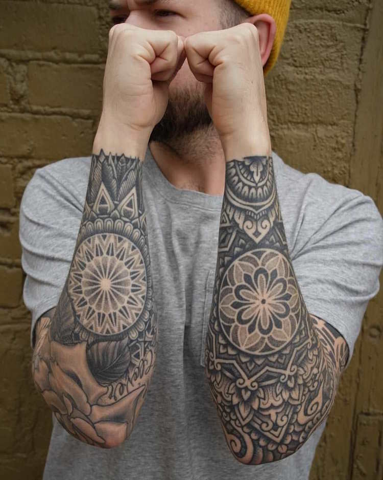 tatouage mandala bras homme