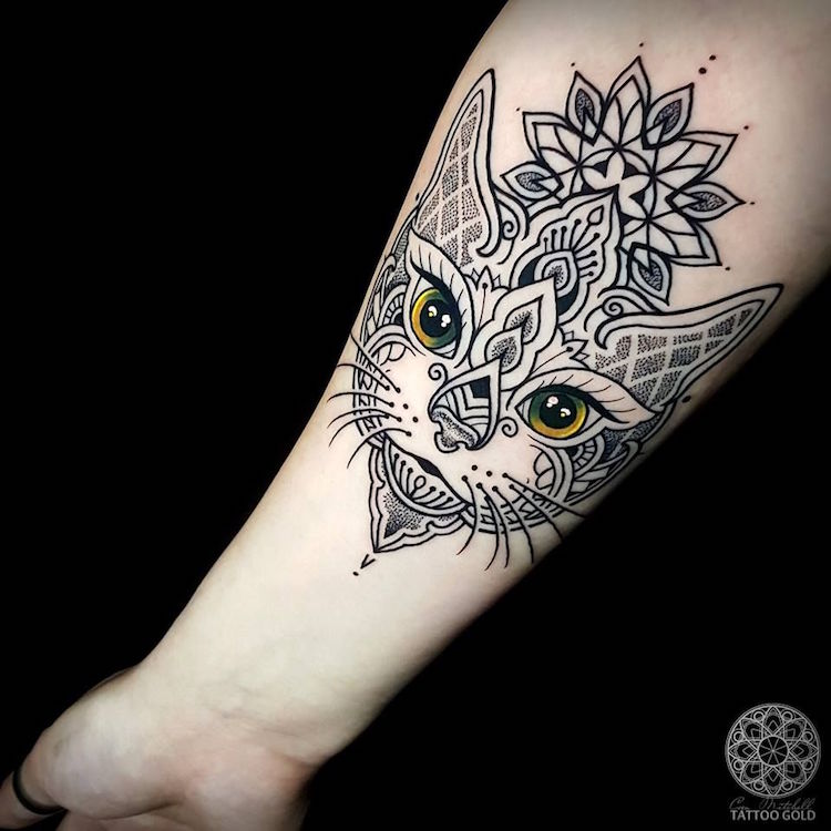 tatouage mandala chat avant bras femme