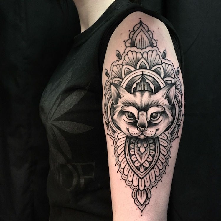 tatouage mandala chat bras femme