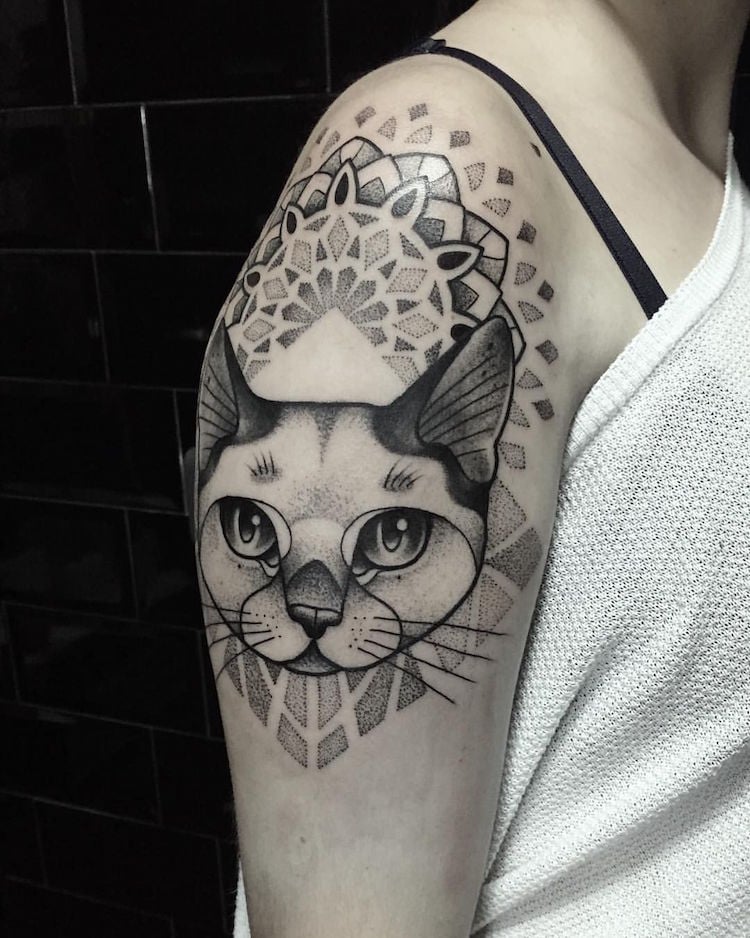 tatouage mandala chat pointillisme bras femme