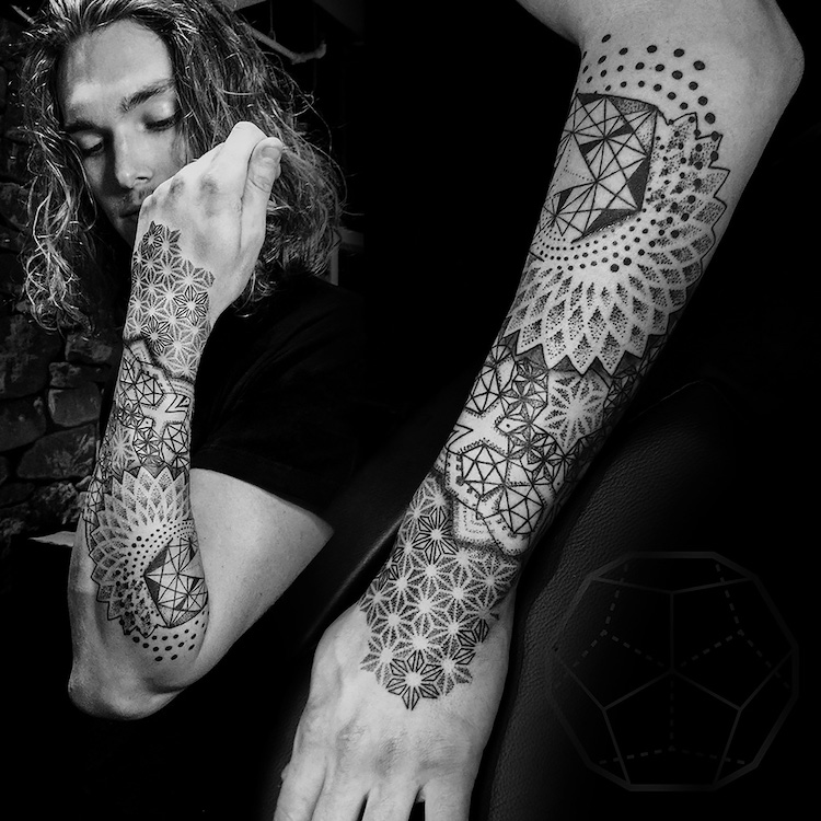 tatouage mandala dot work bras homme