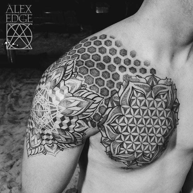 tatouage mandala epaule poitrine homme style geometrique