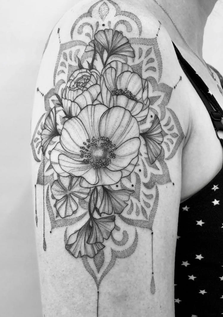 tatouage mandala et fleur bras biceps femme