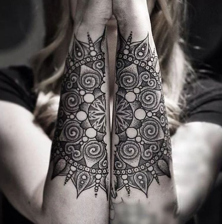 tatouage mandala femme dotwork tatouage pointillisme