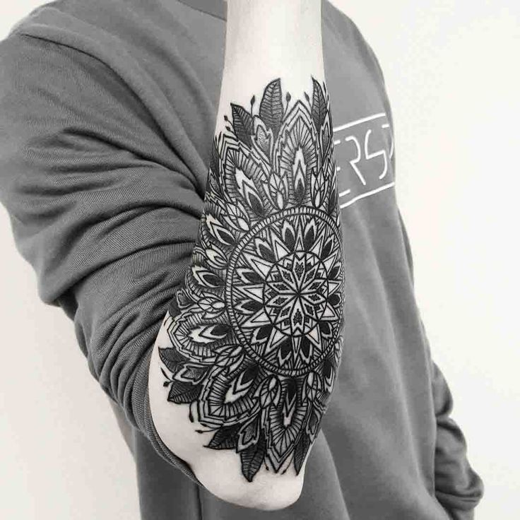 tatouage mandala fleur bras homme