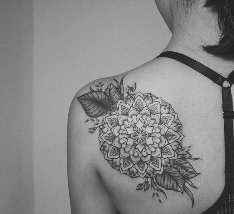 tatouage mandala fleur omoplate femme