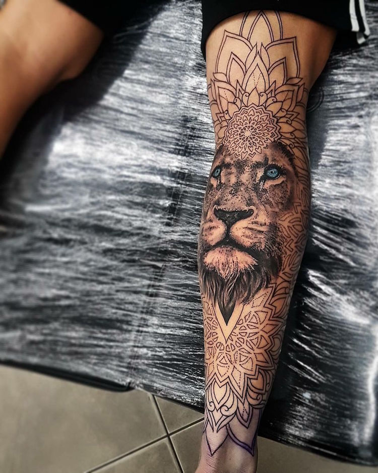 tatouage mandala lion homme jambe homme