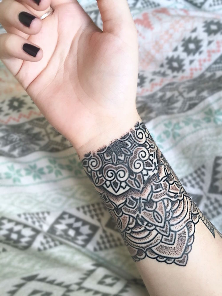 tatouage mandala manchette femme style pointillisme