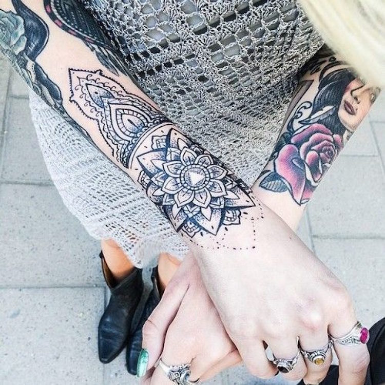 tatouage mandala manchette tatouage femme idee