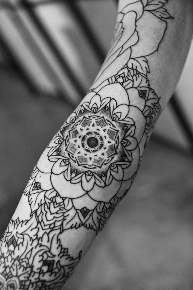 tatouage mandala rose avant bras femme