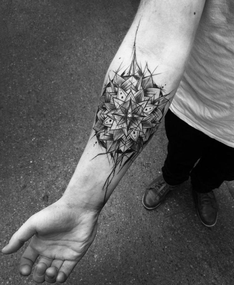 tatouage mandala rose des vents avant bras homme