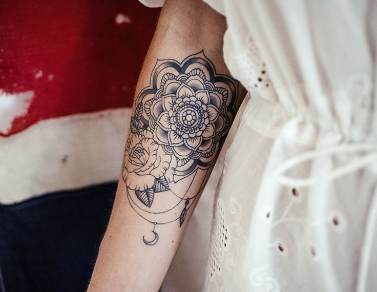 tatouage mandala rose tatouage avant bras femme